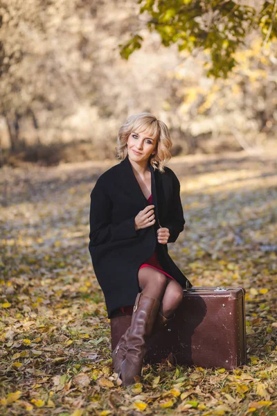 Retrato Bela Menina Loira Floresta Outono — Fotografia de Stock