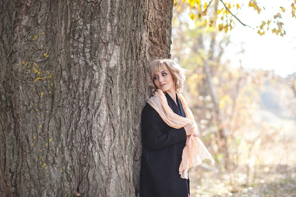 Portret Blondynka Piękna Dziewczyna Lesie Jesienią — Zdjęcie stockowe