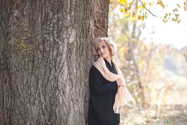 Portret Mooi Meisje Blond Herfst Bos — Stockfoto