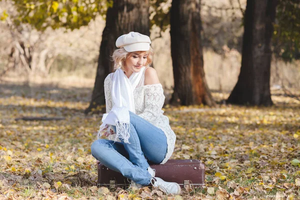 Portrait Belle Fille Blonde Dans Forêt Automne — Photo