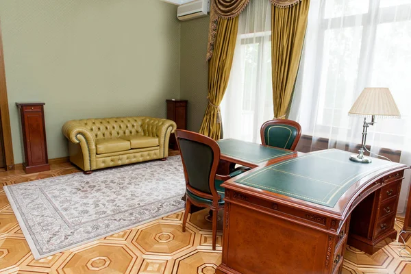 Ofiste. Office. Çalışma alanı.