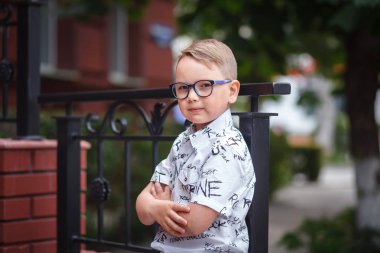 Çocuk bir yürüyüş mesafesindedir. Spor ve boş zaman. Çocuk. Yaz tatili.