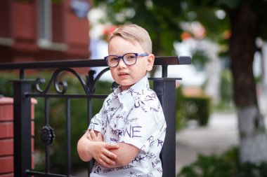 Çocuk bir yürüyüş mesafesindedir. Spor ve boş zaman. Çocuk. Yaz tatili.