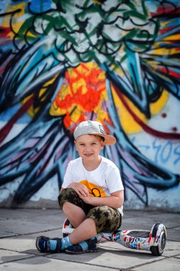 Çocuk bir yürüyüş mesafesindedir. Spor ve boş zaman. Çocuk. Yaz tatili.