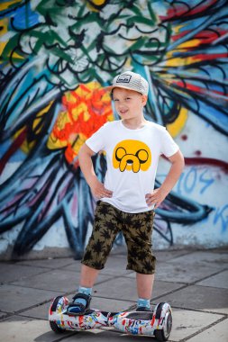 Çocuk bir yürüyüş mesafesindedir. Spor ve boş zaman. Çocuk. Yaz tatili.