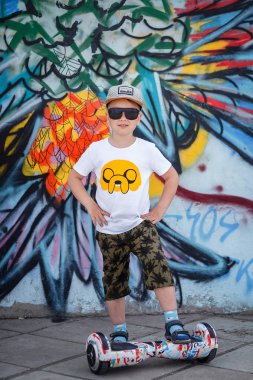 Çocuk bir yürüyüş mesafesindedir. Spor ve boş zaman. Çocuk. Yaz tatili.