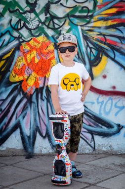 Çocuk bir yürüyüş mesafesindedir. Spor ve boş zaman. Çocuk. Yaz tatili.