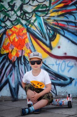 Çocuk bir yürüyüş mesafesindedir. Spor ve boş zaman. Çocuk. Yaz tatili.