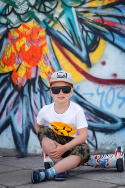 Çocuk bir yürüyüş mesafesindedir. Spor ve boş zaman. Çocuk. Yaz tatili.