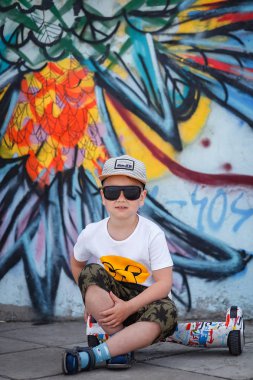 Çocuk bir yürüyüş mesafesindedir. Spor ve boş zaman. Çocuk. Yaz tatili.