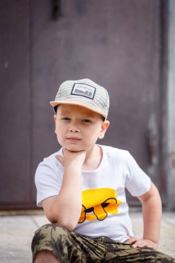 Çocuk bir yürüyüş mesafesindedir. Spor ve boş zaman. Çocuk. Yaz tatili.