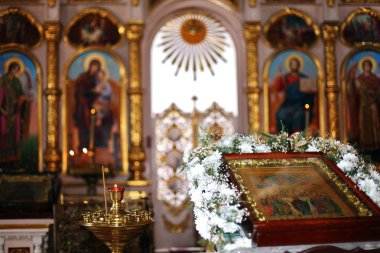 Kilise iç. Tapınak. Ortodoks rite. Vaftiz, düğün, dua.