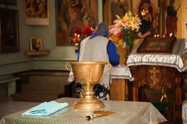 Kilise iç. Tapınak. Ortodoks rite. Vaftiz, düğün, dua.