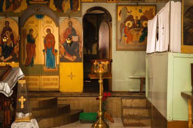 Kilise iç. Tapınak. Ortodoks rite. Vaftiz, düğün, dua.