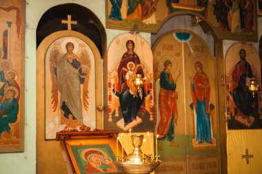 Kilise iç. Tapınak. Ortodoks rite. Vaftiz, düğün, dua.