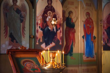 Kilise iç. Tapınak. Ortodoks rite. Vaftiz, düğün, dua.