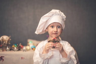 Bahar geldi. Paskalya arifesi. Paskalya yumurtaları. Paskalya yumurtaları. Aşçı elbiseli bir kız. Yumurta boya. Fırın pasta. Hoş geldiniz bahar.