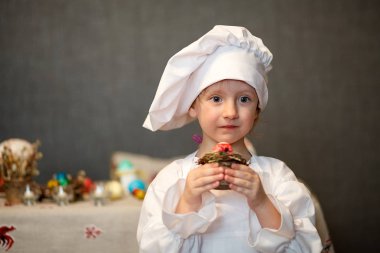 Bahar geldi. Paskalya arifesi. Paskalya yumurtaları. Paskalya yumurtaları. Aşçı elbiseli bir kız. Yumurta boya. Fırın pasta. Hoş geldiniz bahar.