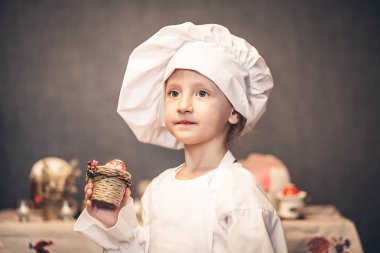 Bahar geldi. Paskalya arifesi. Paskalya yumurtaları. Paskalya yumurtaları. Aşçı elbiseli bir kız. Yumurta boya. Fırın pasta. Hoş geldiniz bahar.