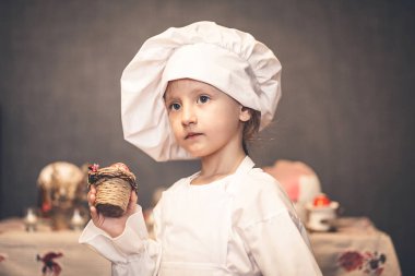 Bahar geldi. Paskalya arifesi. Paskalya yumurtaları. Paskalya yumurtaları. Aşçı elbiseli bir kız. Yumurta boya. Fırın pasta. Hoş geldiniz bahar.