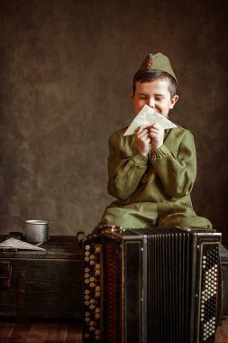 Üniformalı çocuk. 23 Şubat için fotoğraf. Zafer günü, savaş anıları, ön harfler..