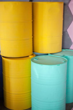 Varil. Renkli arka plan. İkincil kullanın. Çöp atık.