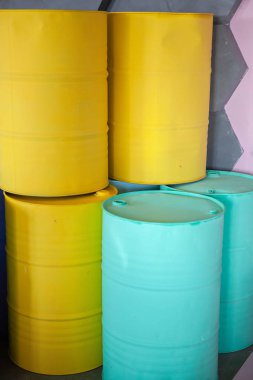 Varil. Renkli arka plan. İkincil kullanın. Çöp atık.