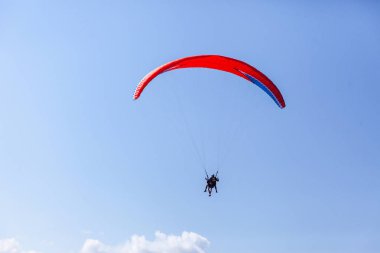 19.08.2018abhazian Mavi gökyüzü. Yaz tatili. Yamaç paraşütü.