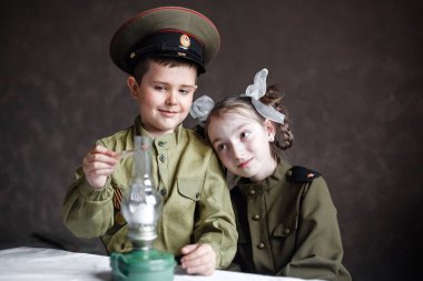 Üniformalı çocuklar, Anavatan 'ın koruyucuları. Askeri tema. Askeri üniforma..