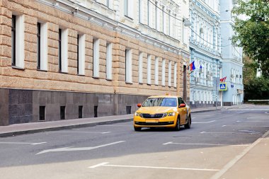 Taksiyle. Moskova caddesinde bir araba. Güzel mimari. Rusya 'nın başkenti