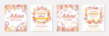 Sonbahar mevsimleri sonbahar renklerinde yapraklar ve çiçek unsurları ile postalar. Selamlar ve hasat festivali posterleri baskılar, el ilanları, davetiyeler için mükemmel. Moda sonbahar tasarımları. Vektör sonbahar çizimleri.