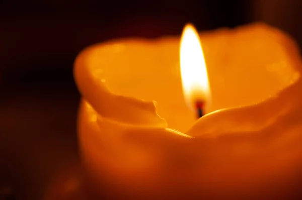 Одно пламя свечи ночью крупным пламенем - изолированный, макрос — стоковое фото