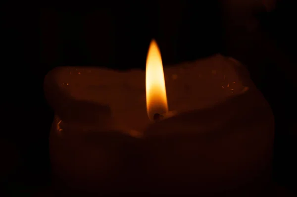 Jedna svíce v noci closeup - izolované, makro — Stock fotografie