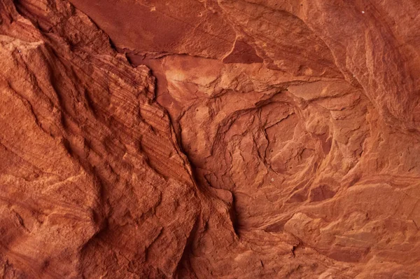 Coloridos muros de arenisca erosionados por el tiempo y el agua para crear capas suaves en Rozhdestveno —  Fotos de Stock