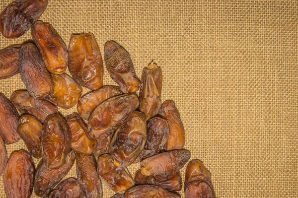 Getrocknete Dattelfrüchte Auf Sacktuch Braunen Hintergrund — Stockfoto