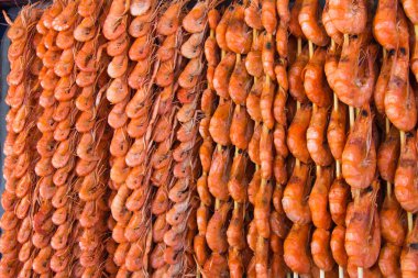 Izgara karides hamur ve arka plan üzerinde renkli boya ile.