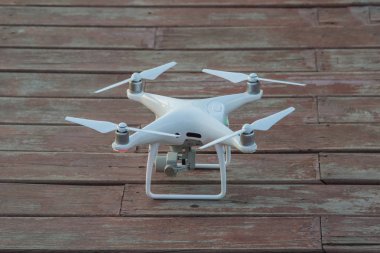 Kamera arka plan üzerinde Hotel'in hepsinde Ahşap balkon ile robot.