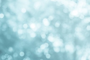 Mavi ve beyaz ışık ufuk doğa bulanık veya bokeh renk kar parlaklık renkli ışık ışık hayatta arka plan ile bir ağacın altında pırıl pırıl daire.