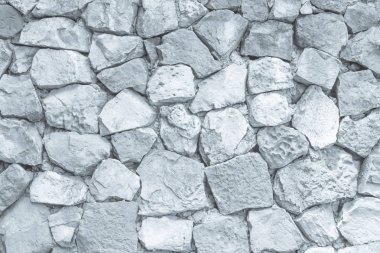 Dikişsiz beyaz desen Dekoratif gri kayrak taş duvar yüzeyi çok renkli taşlar veya çimento veya kumtaşı blokları modern tarzı tasarım dekoratif düzensiz kırık realmasonry duvarına.