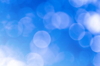 Soyut Mavi Bokeh, arka planda bulanık, bulanık, klasik tarzda, sıcak pastel parıltılı ve sönük renkte, bulanık dairesel ışık partisiyle. Tatil kartı için parlak kopyalama alanı. 