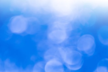 Soyut Mavi Bokeh, arka planda bulanık, bulanık, klasik tarzda, sıcak pastel parıltılı ve sönük renkte, bulanık dairesel ışık partisiyle. Tatil kartı için parlak kopyalama alanı. 