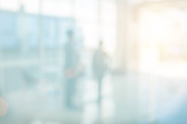 İşadamları tabloda bilgisayar ile oda ofis işyeri veya çalışma alanı veya arka plan odağı sığ derinliği blur. İş bulanıklık iç hastanede var modern ticari hall.