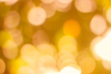Soyut göz alıcı beyaz gümüş ve altın bokeh ışıklar glitter pırıltı. Ufuk arka plana sahip lüks altın rengi parti davet Doğum günü, yıldönümü, holliday, yeni yıl arifesi ya da Noel için.