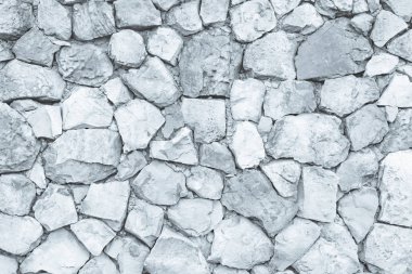 Dikişsiz beyaz desen Dekoratif gri kayrak taş duvar yüzeyi çok renkli taşlar veya çimento veya kumtaşı blokları modern tarzı tasarım dekoratif düzensiz kırık realmasonry duvarına.