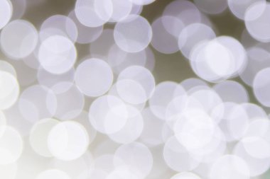 Noel ışıkları bokeh şeffaf arka plan üzerinde. Xmas parlayan garland. Bulanık renkli ışık, mor, beyaz yumuşak solma tonda. Soyut etkileyici sıkıntı duvar kağıdı.