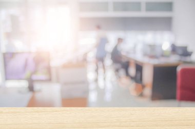 İşadamları dizüstü bilgisayar ile oda ofis tablo işyeri veya çalışma alanı veya arka plan odağı sığ derinliği blur. -Görüntü