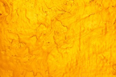 Arka plan fırça cilalı altın metal soyut veya parlak sarı yaprak altın çelik doku. Fırça ile yansıyan ışık altın metal plaka.