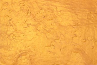 Arka plan fırça cilalı altın metal soyut veya parlak sarı yaprak altın çelik doku. Fırça ile yansıyan ışık altın metal plaka.