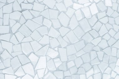 Kırık fayanslar mozaik pürüzsüz desen. Beyaz ve gri fayanslar gerçek yüksek çözünürlüklü gerçek fotoğraf ya da iç döşemesi pürüzsüz tuğla. Soyut duvar kağıdı banyoda düzensiz.