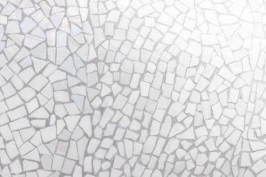 Kırık fayanslar mozaik pürüzsüz desen. Beyaz ve gri fayanslar gerçek yüksek çözünürlüklü gerçek fotoğraf ya da iç döşemesi pürüzsüz tuğla. Soyut duvar kağıdı banyoda düzensiz.